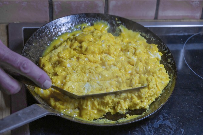 Mleko može da uništi ukus kajgane, tvrde kuvari