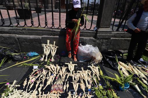 2 kwietnia 2023 r. w Mexico City. Rzemieślnicy sprzedają ręcznie wykonane figurki  i gałązki palmowe