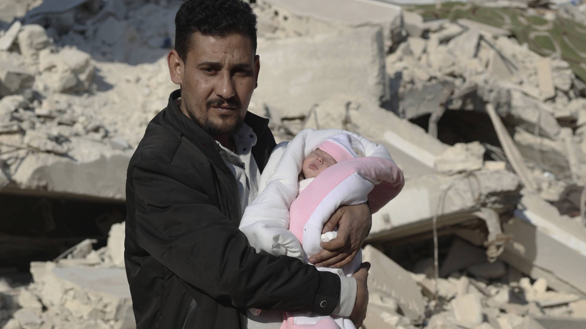 Znaleźli ją pod gruzami w Syrii. Wciąż była połączona pępowiną ze zmarłą mamą