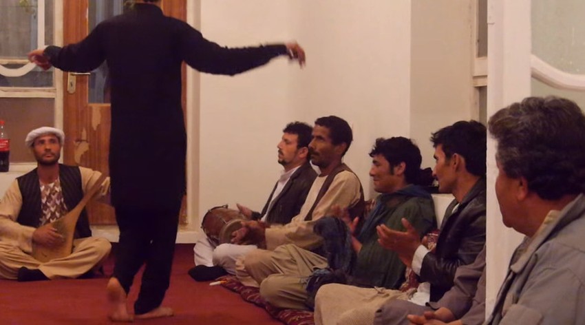 Bače plešu na žurkama samo za muškarce