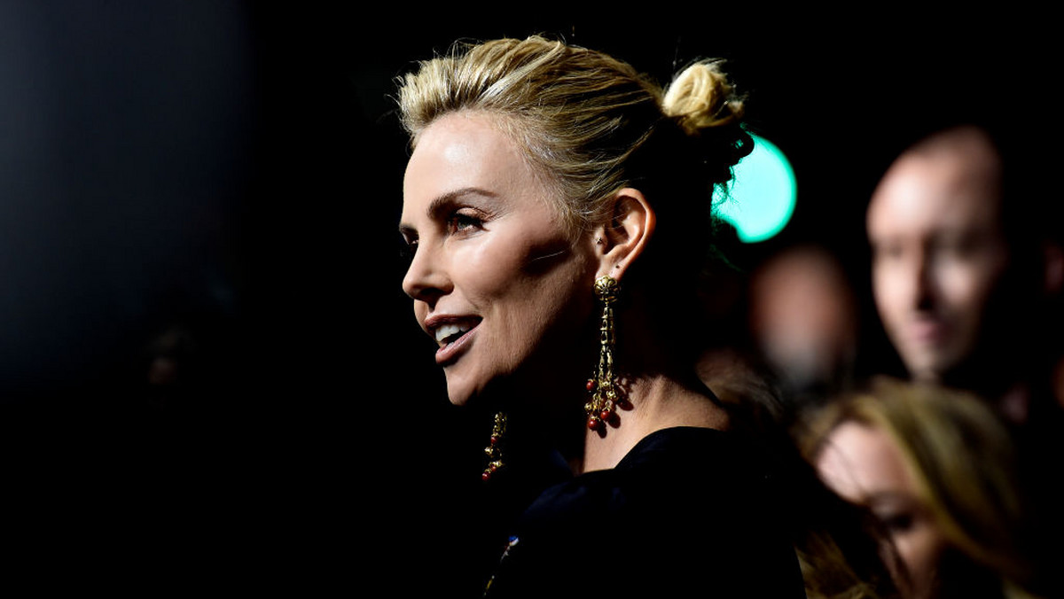 Charlize Theron wyjawiła, że musiała "zmierzyć się z depresją" po drastycznej metamorfozie, jaką przeszła, przygotowując się do roli w filmie "Tully". Aktorka gra w nim przytłoczoną obowiązkami matkę trójki dzieci, która musi skonfrontować się z ponętną nianią.