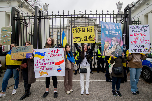 Demonstracja przeciw wojnie w Ukrainie przed ambasadą Federacji Rosyjskiej w Warszawie