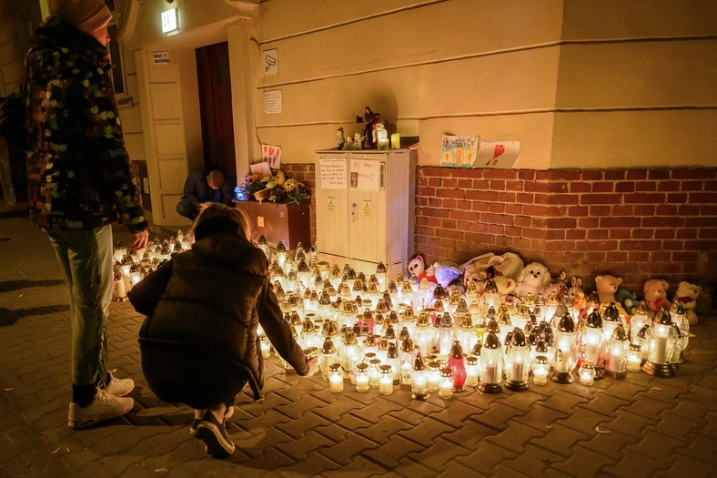 Mieszkańcy miasta przynoszą znicze i maskotki w miejsce na poznańskim Łazarzu, gdzie doszło do śmiertelnego ugodzenia nożem 5-letniego chłopca.