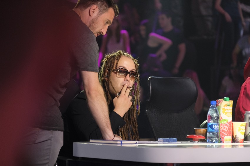 Rasta je na sceni, u pauzi, povukao nekoliko dimova, a bio je okružen publikom i mališanima