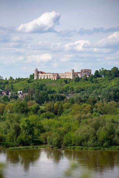 Mięćmierz widok na zamek w Janowcu