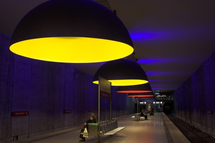 Stacja metra Westfriedhof w Monachium należy do linii U1. Stację otwarto 24. maja 1998 roku. W 2001 roku na stacji zainstalowano 11 lamp o średnicy 3,8 m, które oświetlają obiekt na niebiesko, czerwono i żółto, nadając obiektowi charakterystyczny wygląd.