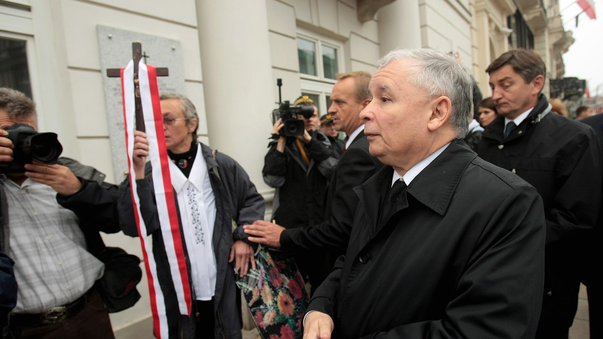 Politycy PiS, z prezesem partii Jarosławem Kaczyńskim, złożyli rano - pół roku po katastrofie pod Smoleńskiem - wieniec na dziedzińcu Pałacu Prezydenckiego i odmówili modlitwę. Wieniec został złożony w miejscu, gdzie wcześniej stał krzyż, obecnie znajdujący się w kaplicy pałacu. Przed Pałacem pozostała grupa kilkudziesięciu osób, modląca się i od czasu do czasu wznoszących okrzyki, m.in "Panie Michałowski, proszę oddać nam ukradziony krzyż. Jest on własnością narodu".