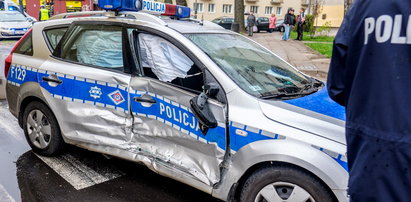 Staranowali ogrodzenie. Policjanci w szpitalu