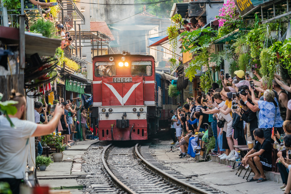  Linia kolejowa w ciasnych uliczkach Hanoi, Wietnam