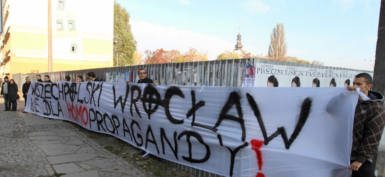 Biedroń na debacie w szkole. Protest narodowców: Znajdzie się kij na pedalski ryj