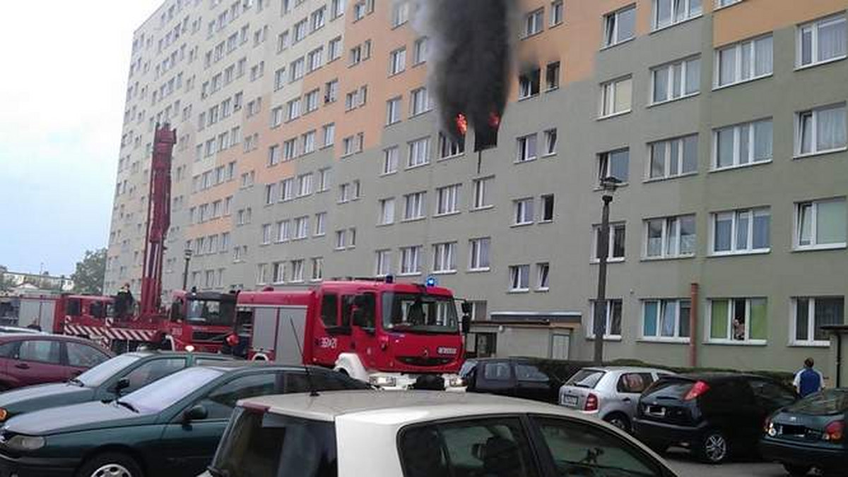 Dziś planowane jest podłączenie gazu w części wieżowca przy ul. Hożej 1 we Włocławku. Malowana jest też klatka schodowa zniszczona w trakcie pożaru.