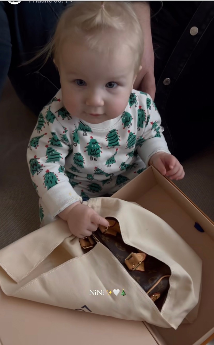 Ninka dostala od krstných luxusnú kabelku.