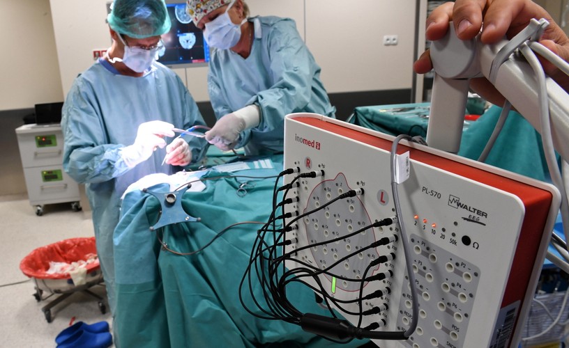 OPERACJA NA MÓZGU. TAK LECZY SIĘ PADACZKĘ LEKOOPORNĄ W SZCZECINIE