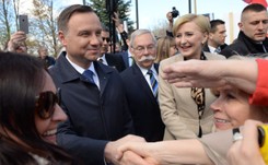 Prezydent Andrzej Duda zarabia blisko dwa razy mniej niż jego ojciec. Jak to możliwe?