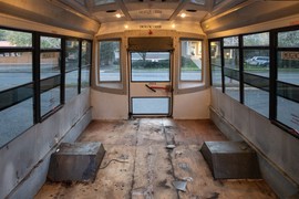 Kupila stari autobus i od njega napravila dom u kojem živi