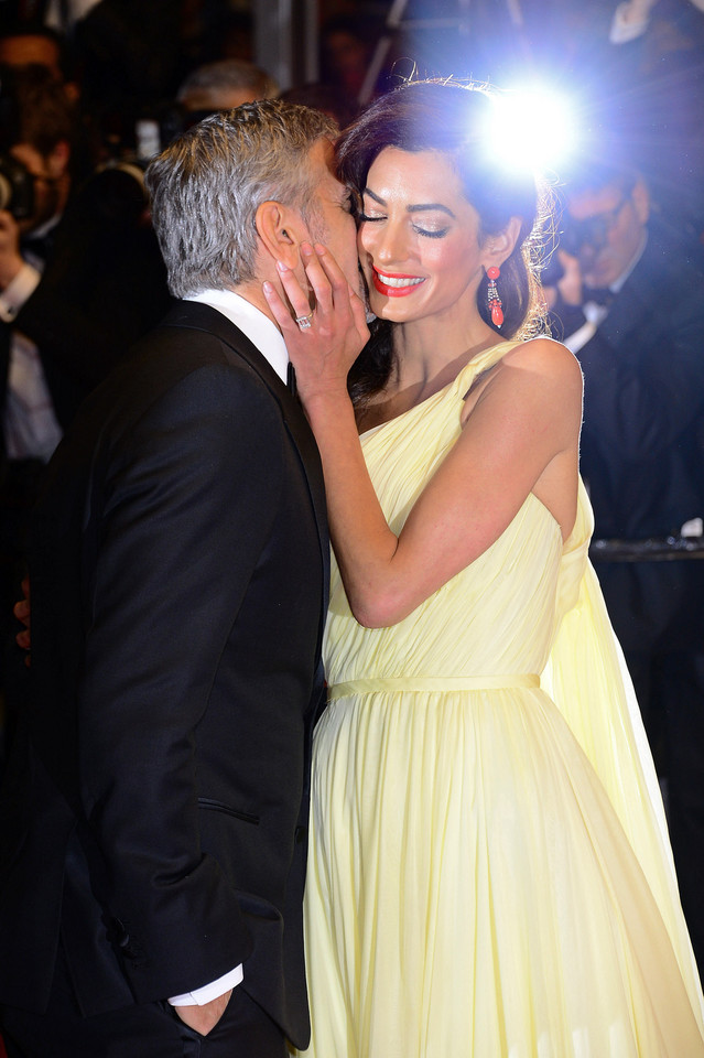 Zakochani Amal i George Clooney na czerwonym dywanie w Cannes