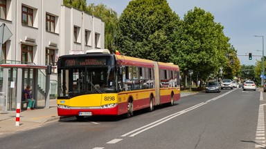 Nie żyje 87-latka z Warszawy. Wcześniej została przytrzaśnięta drzwiami autobusu