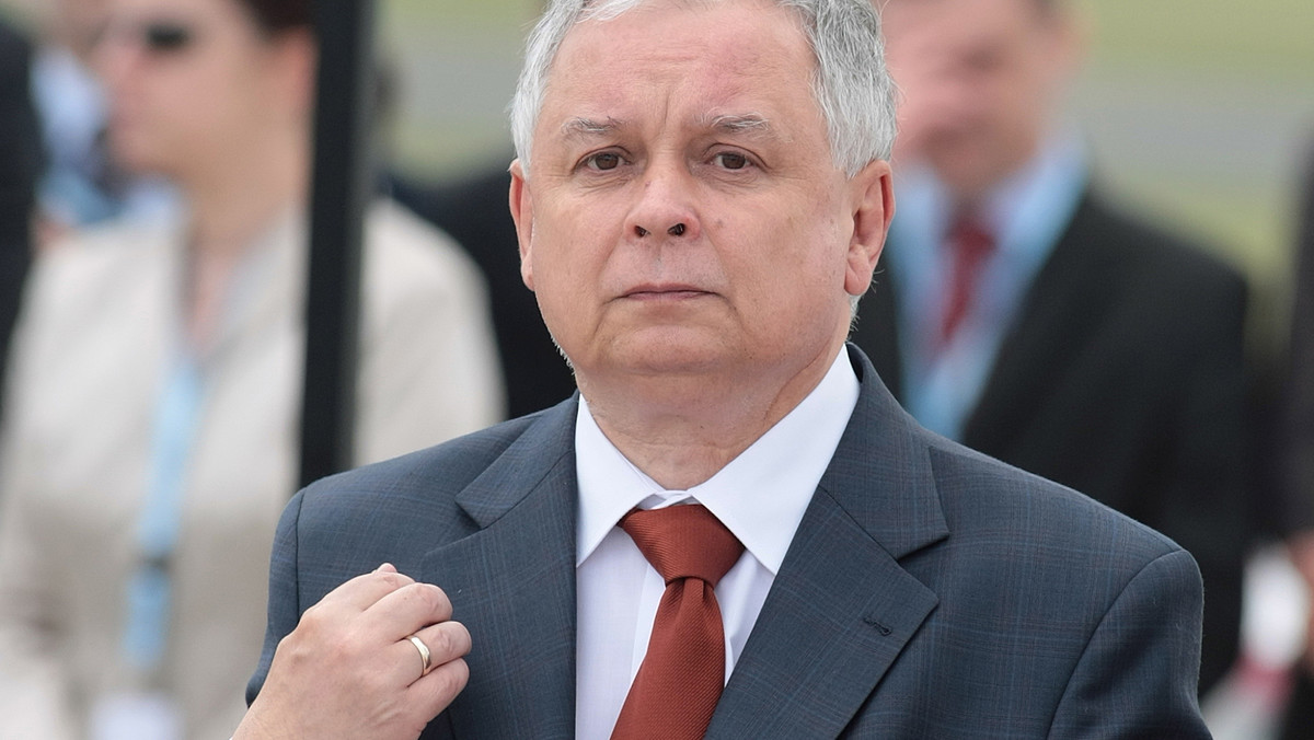 - Przepisy wyraźnie mówią, że władzę wykonawczą sprawują prezydent i Rada ministrów, ale to prezydent reprezentuje Polskę w stosunkach zewnętrznych - powiedział podczas konferencji prasowej prezydent Lech Kaczyński.