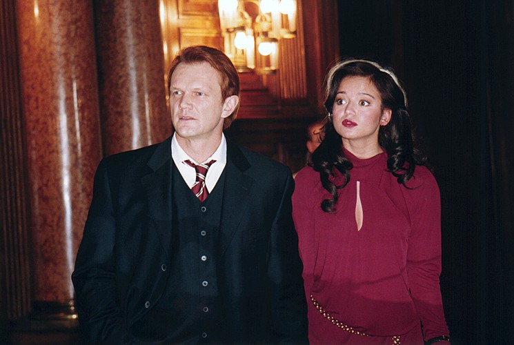 Aktorka Anna Przybylska i Cezary Pazura w filmie 'Kariera Nikosia Dyzmy'