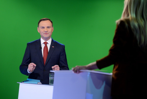 Andrzej Duda podczas debaty w wirtualnym studiu TVN w Warszawie