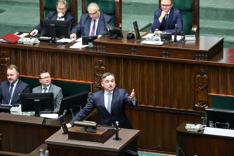Zbigniew Ziobro podczas wystąpienia w Sejmie. Za nim marszałek Hołownia