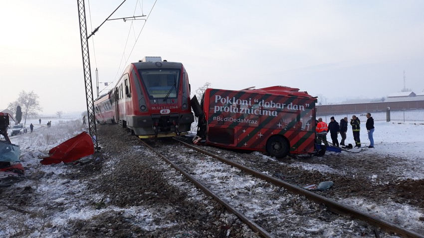Voz je prepolovio autobus 