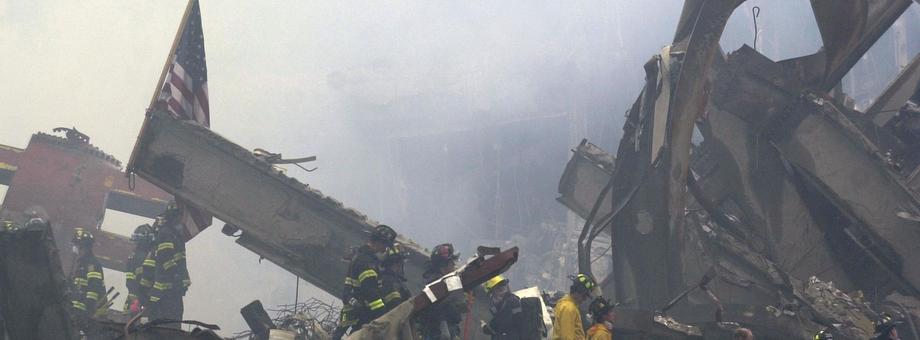 Ratownicy na ruinach WTC, 14 września 2001