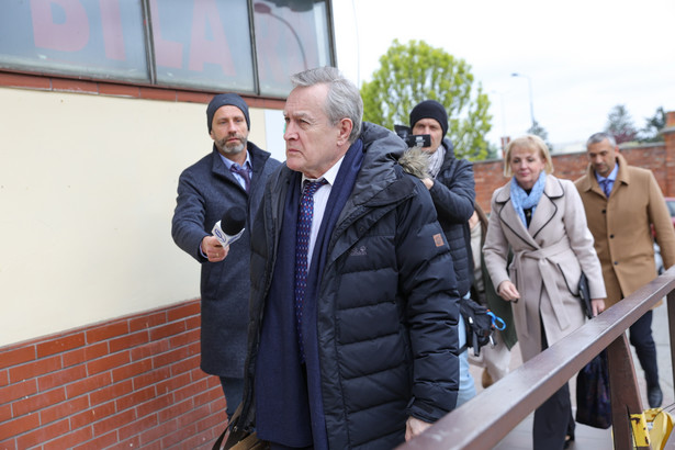 Poseł PiS Piotr Gliński w drodze na posiedzenie Klubu Prawa i Sprawiedliwości, w siedzibie ugrupowania przy ulicy Nowogrodzkiej w Warszawie