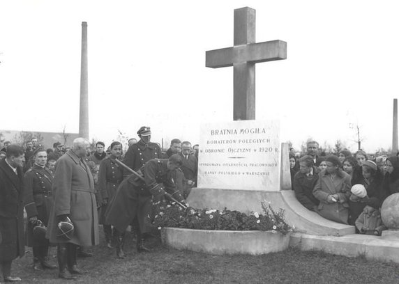 Bonus: 1 listopada 1932 r., uroczystości w Radzyminie upamiętniające poległych w bitwie z 1920 r. (domena publiczna).