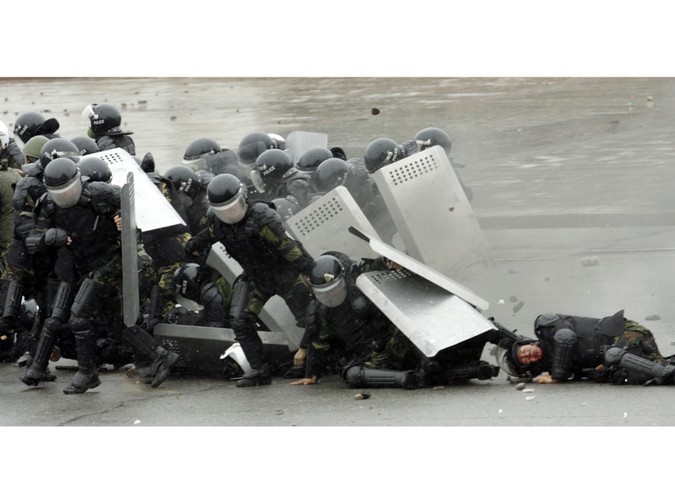 Zamieszki w Biszkeku w Kirgistanie 7 kwietnia 2010. Do akcji wkracza obrzucana kamieniami przez kirgiską opozycję policja