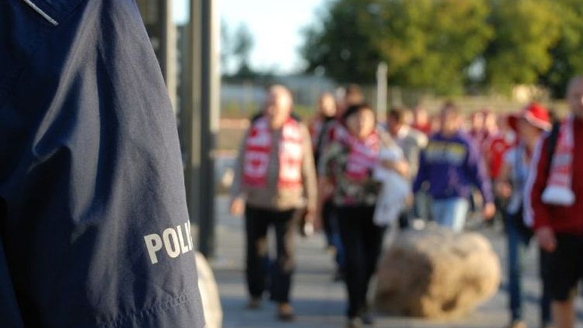 Piłkarscy kibice napływają do Poznania. Służby czuwające nad bezpieczeństwem imprezy postawione zostały w stan najwyższej gotowości. Policja zapewnia, że jest świetnie przygotowana i uspokaja, że jak do tej pory nie było żadnych ekscesów.