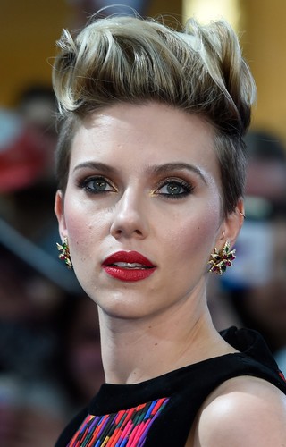 Scarlett Johansson na premierze filmu 'Avengers: Czas Ultrona' w Londynie