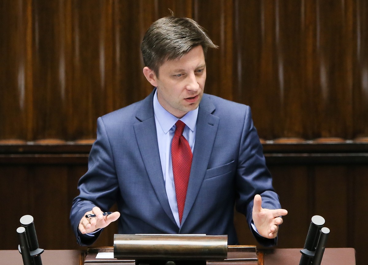 Przewodniczący sejmowej Komisji łączności z Polakami za granicą poseł PiS Michał Dworczyk podczas posiedzenia Sejmu
