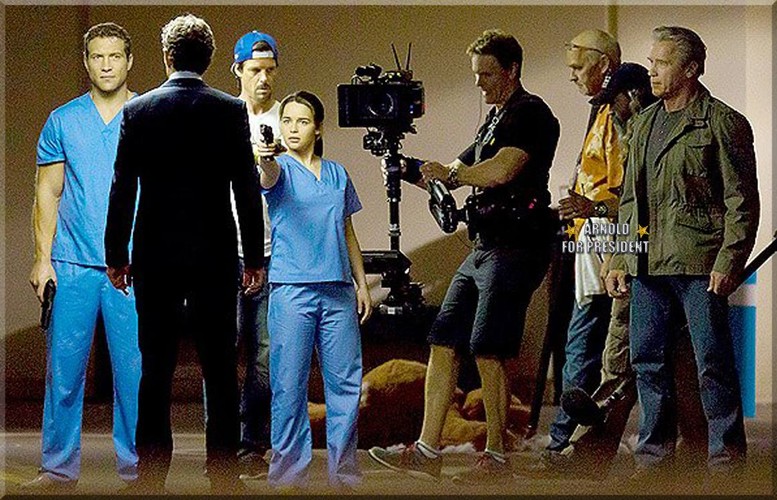 Emilii Clarke i Arnold Schwarzenegger na planie filmu 'Terminator: Genesis'