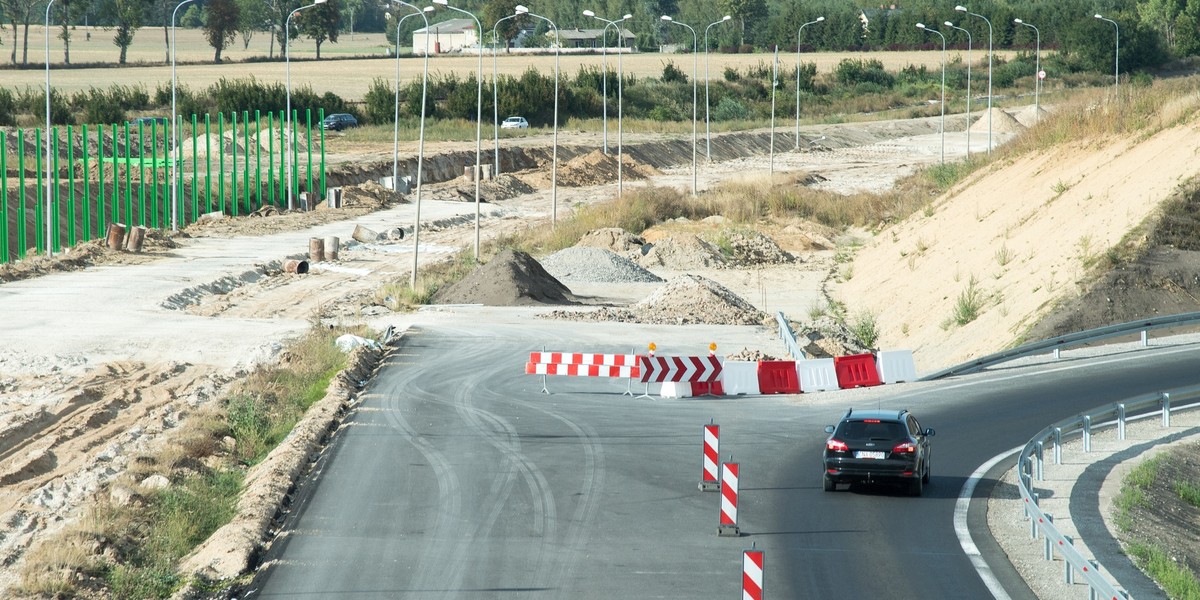 Firmy budowlane przygotowują się do sądowej walki o dodatkowe płatności do nierentownych kontraktów na budowę dróg - pisze piątkowy Puls Biznesu. Roszczenia te mogą trafić do międzynarodowych kancelarii prawnych.