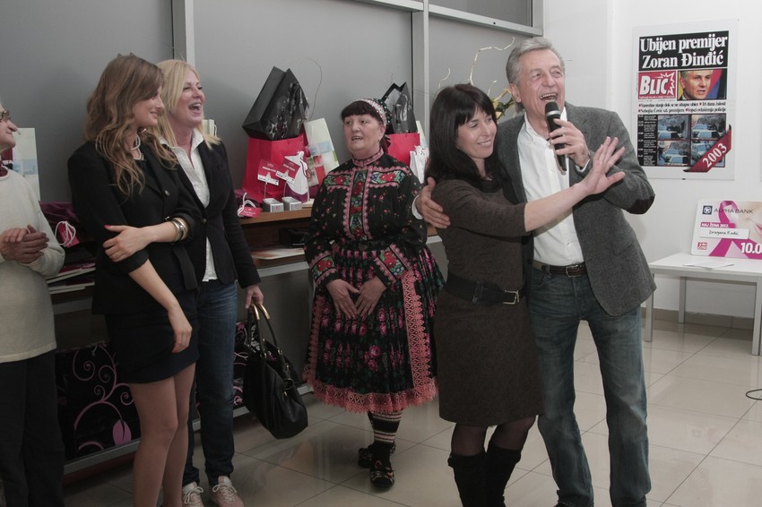 „Blic Žena“ okupila je juče u holu naše kompanije naj žene u 2012. godini i uručila im nagrade. Specijalno za njih, nekoliko pesama otpevao je omiljeni Miroslav Ilić