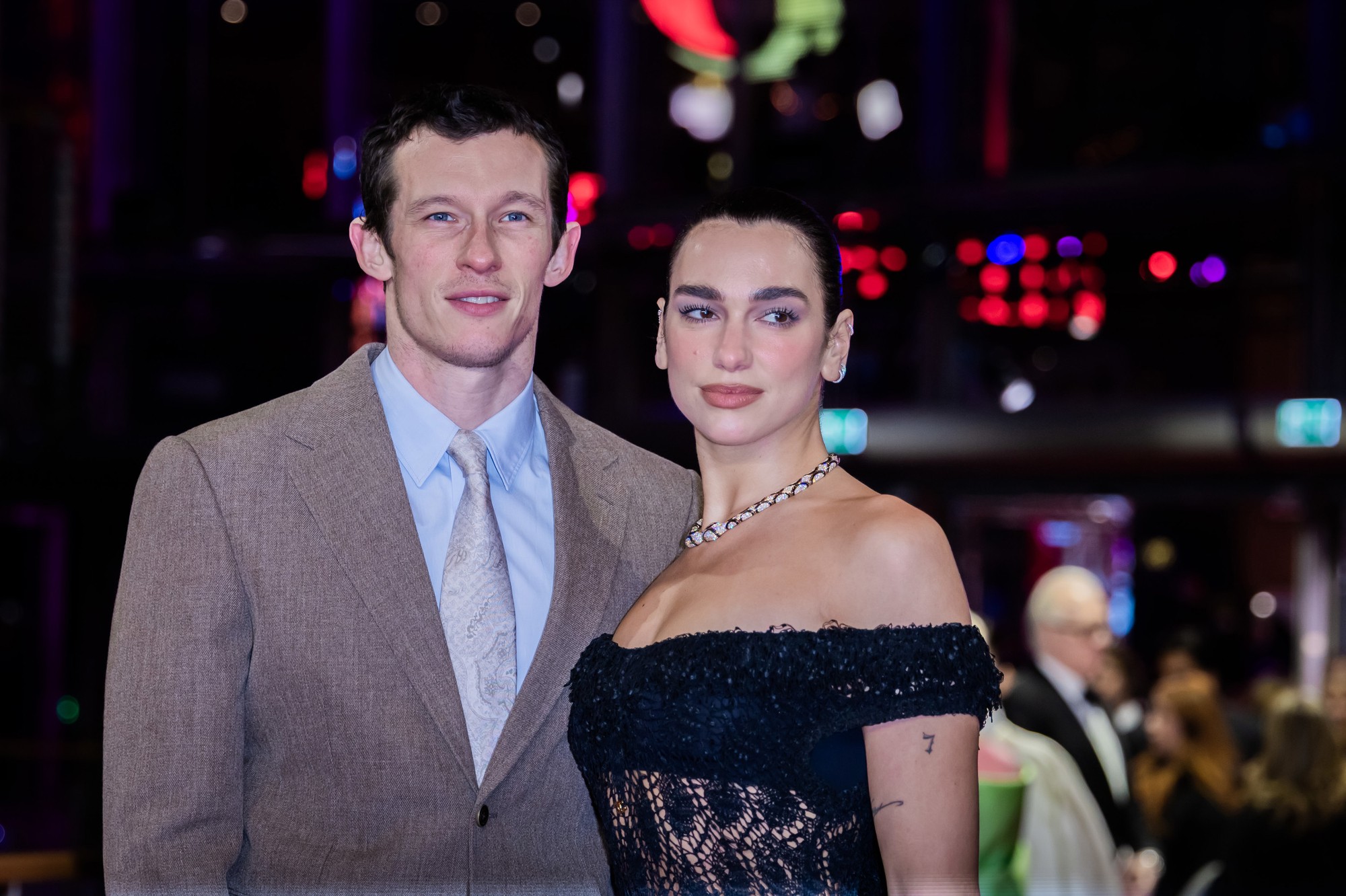 Callum Turner a Dua Lipa.