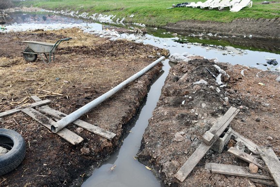 HAPŠENJE U SMEDEREVU Pregradio korito reke i u nju ispuštao otpadne vode sa farme i to nije sve! Nelegalno proizvodio mleko i mlečne proizvode