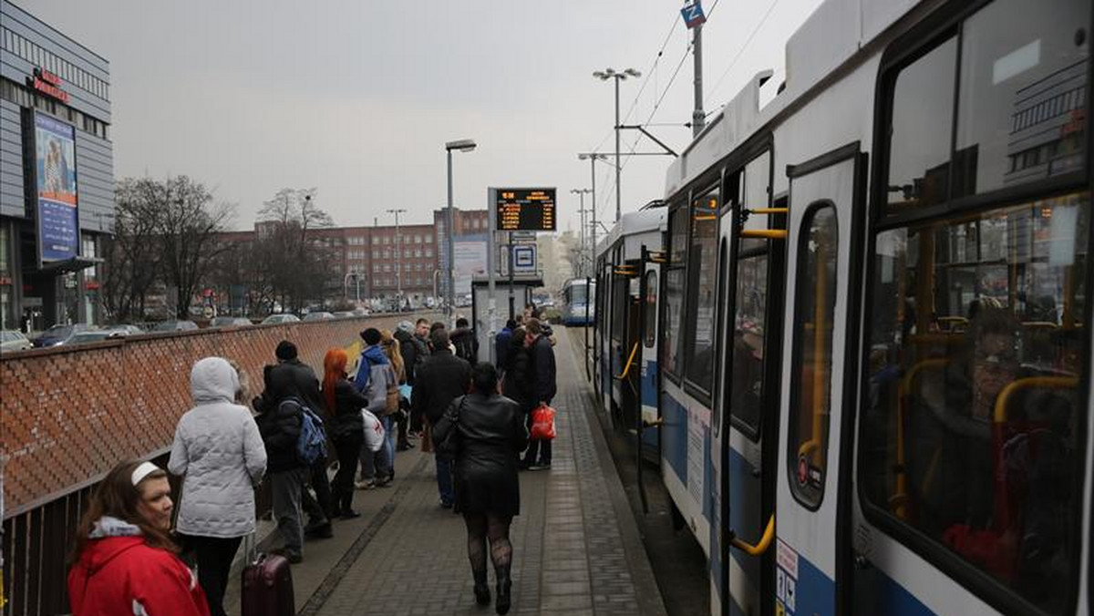 Wydłużony przystanek tramwajowy na pl. Dominikańskim we Wrocławiu to dla pasażerów nie tylko oszczędność czasu, ale też spore ułatwienie.