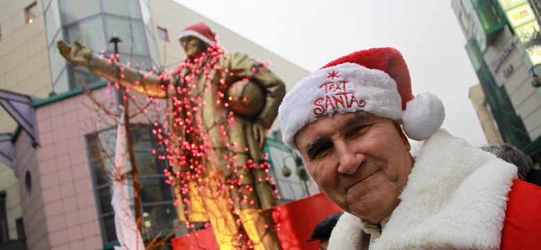 Donald Tusk został Świętym Mikołajem. Świeci i pozdrawia