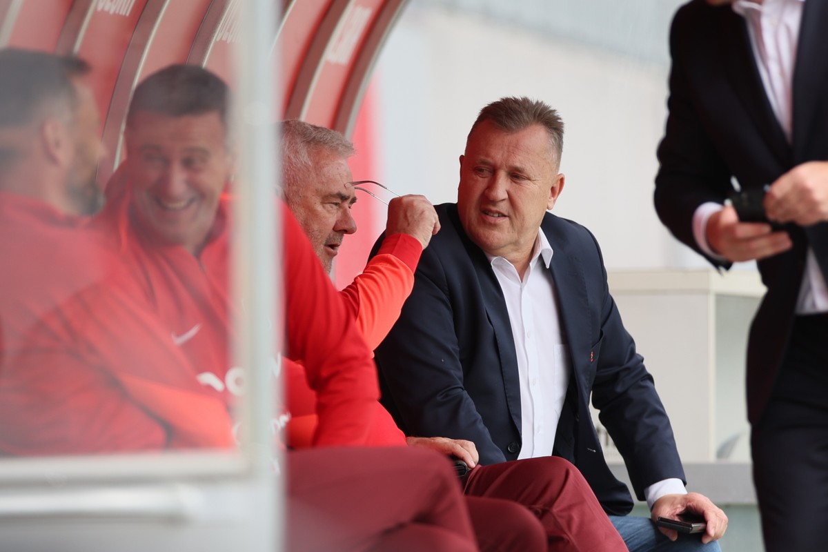Cezary Kulesza, prezes PZPN (2P) podczas treningu kadry w Hanowerze