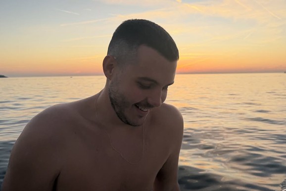 VIKTOR ŽIVOJINOVIĆ KAMPUJE PORED REKE Otišao sa društvom u prirodu, podigli šator i zabacili štapove: Društvo mu pravi bivši muž pevačice