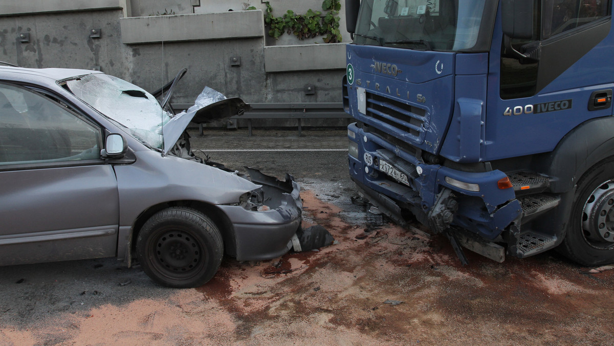 Trzy osoby zginęły w zderzeniu samochodu osobowego z ciężarówką, do którego doszło we wtorek na "zakopiance" (droga krajowa nr 7) w miejscowości Lubień. Droga została już odblokowana.