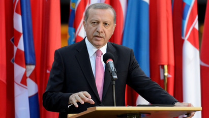 Besúgásra kéri híveit Erdogan, a török diktátor