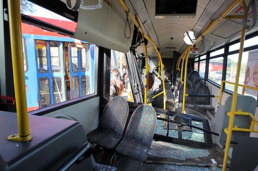 Tramwaj zderzył się z autobusem. 10 rannych