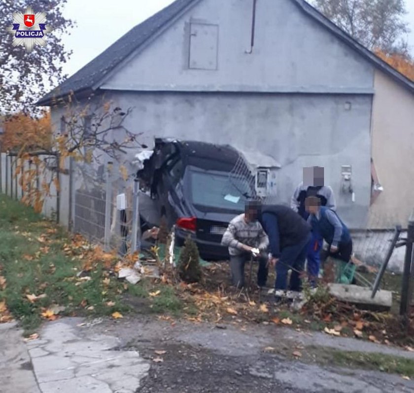 Horror na Lubelszczyźnie. Samochód wbił się w ścianę domu. W środku był dziadek z wnukami