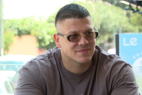 SLOBU RADANOVIĆA DEVOJKA GAĐALA ČIZMOM U GLAVU Pevač doživeo dramu na nastupu, razlog bizaran: "Nisam hteo da je poljubim u usta"