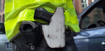 Policjant stracił broń podczas zatrzymywania złodzieja. Wpadła mu do auta