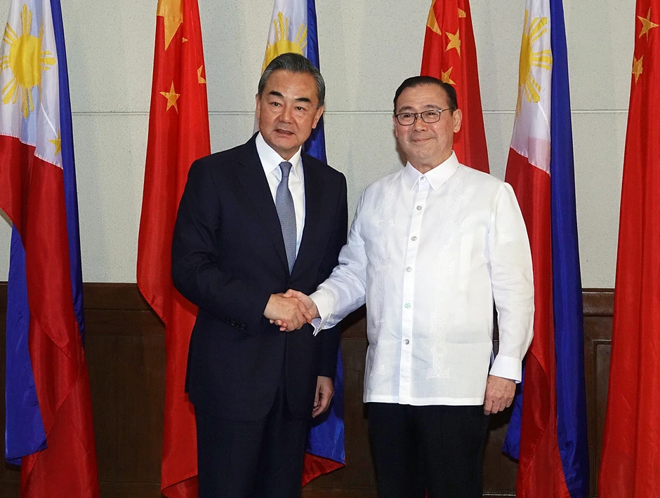 Kineski ministar spoljnih poslova Vang Ji i Teodoro Loksin mlađi, ministar spoljnih poslova Filipina