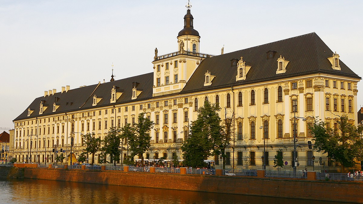 Rektor Uniwersytetu Wrocławskiego zawiesił pracownika naukowego uczelni profesora filozofii Bogusława P., który na facebooku dokonał wpisów chwalących złe traktowanie ukraińskich jeńców. Śledztwo w tej sprawie prowadzi też prokuratura.